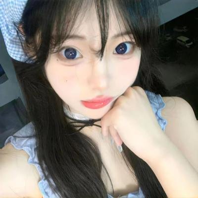 她来自胡志明市